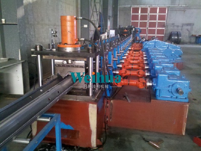 公路護(hù)欄板防護(hù)欄生產(chǎn)線